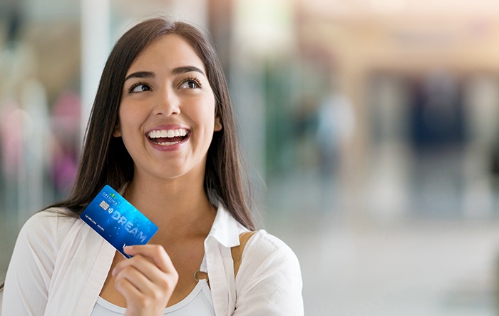 greylock millennial member smiling and using greylock rewards credit card