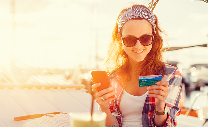 girl using her greylock credit card on vacation with no balance transfer fee